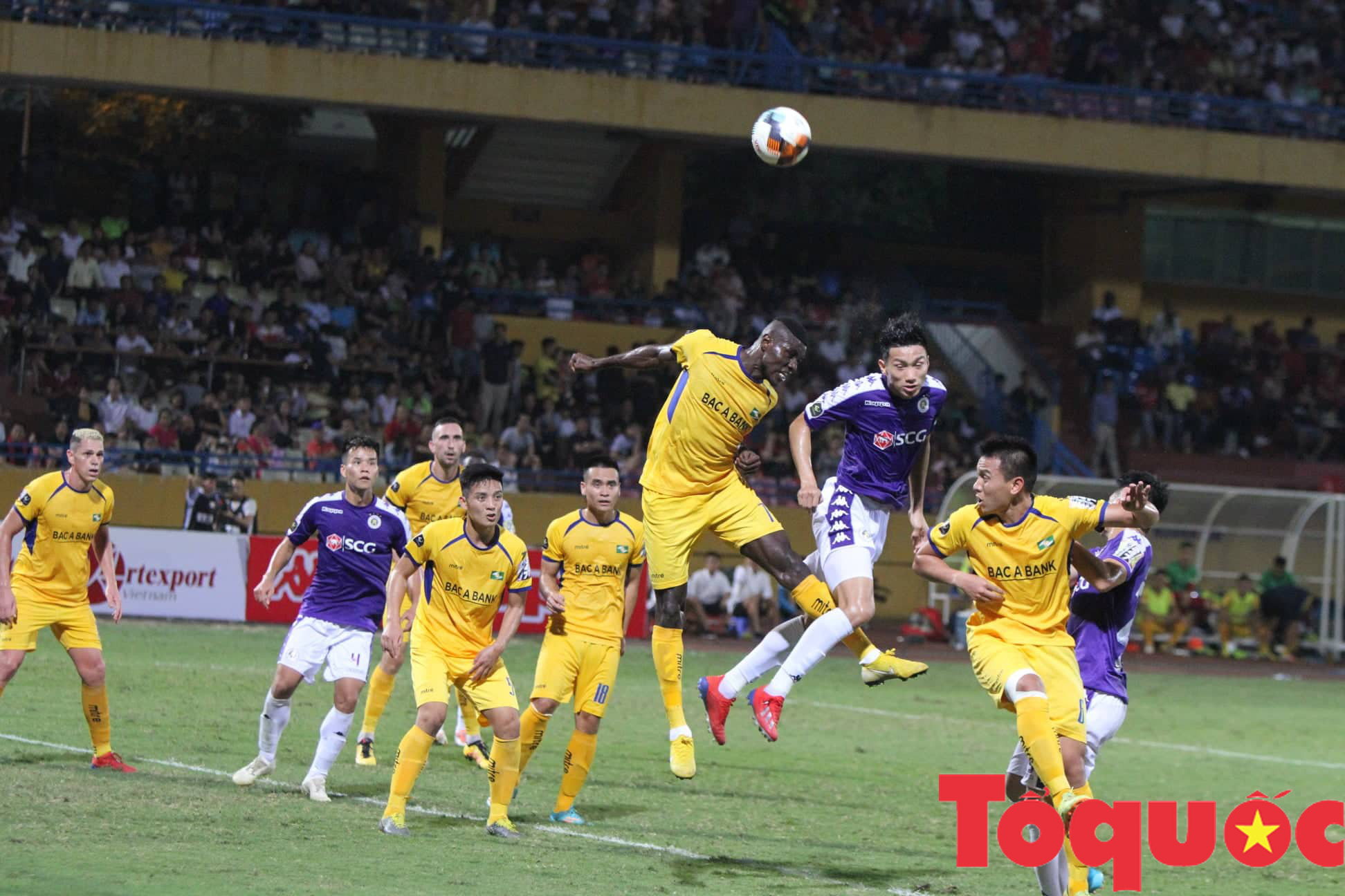 Giành chiến thắng 4 sao, Hà Nội FC vươn lên dẫn đầu bảng đấu - Ảnh 1.