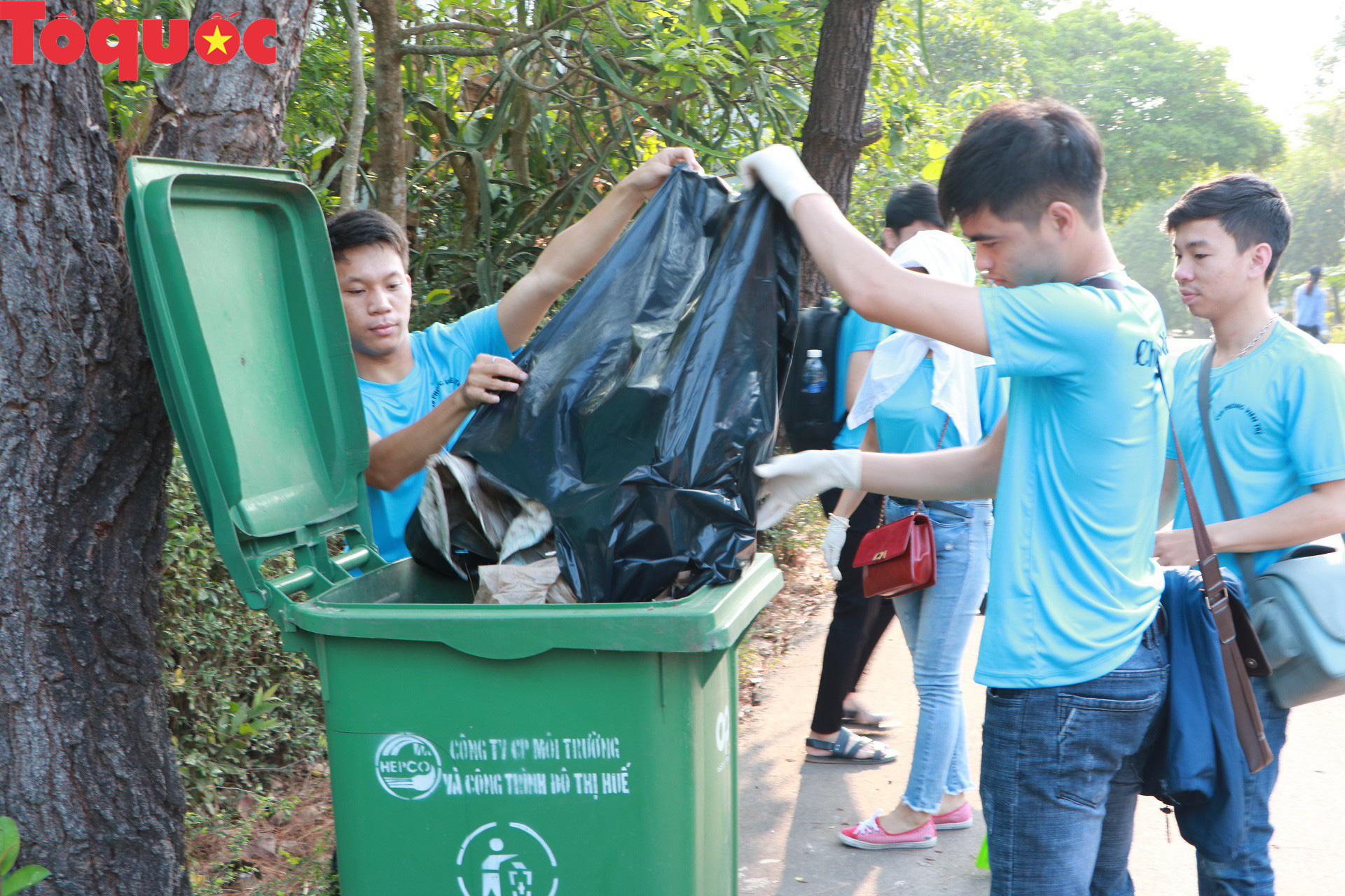 Phóng viên tại Huế nhặt rác làm sạch di tích, hưởng ứng Ngày chủ nhật xanh - Ảnh 7.