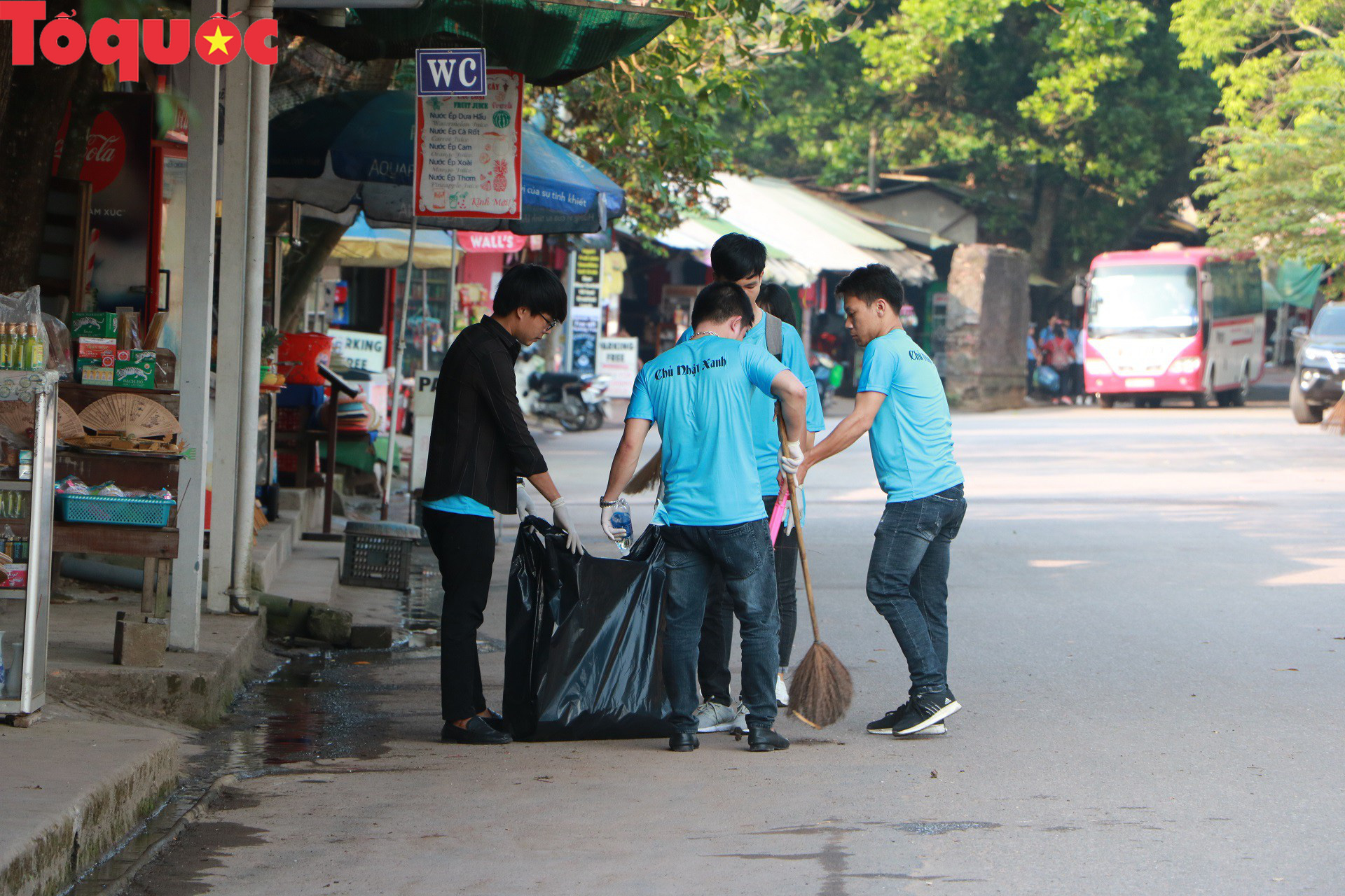 Phóng viên tại Huế nhặt rác làm sạch di tích, hưởng ứng Ngày chủ nhật xanh - Ảnh 5.