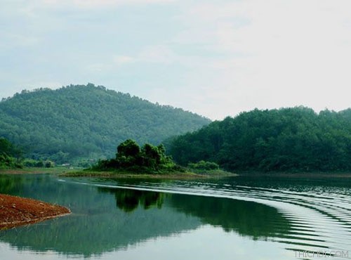 Rà soát điểm du lịch tại Bắc Giang với hình ảnh chân thực về Hồ Khuôn Thần giúp du khách có được cái nhìn tổng quan về địa điểm này. Hãy cùng chúng tôi khám phá vẻ đẹp hoang sơ và bình yên của nơi này.