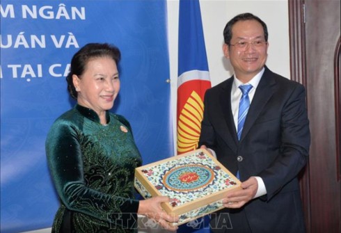 Chủ tịch Quốc hội gặp gỡ cộng đồng người Việt Nam tại Qatar - Ảnh 1. Chủ tịch Quốc hội gặp gỡ cộng đồng người Việt Nam tại Qatar - Ảnh 1.