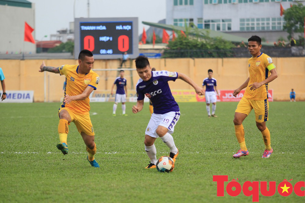 Địa chấn vòng đấu: CLB Hà Nội thảm bại trên sân Thanh Hóa - Ảnh 1.