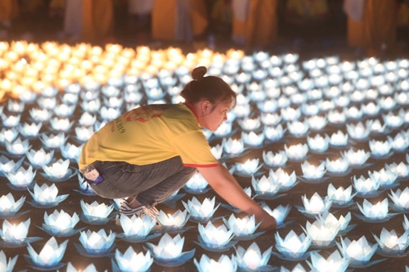 Ngắm những ngọn đèn hoa đăng lung linh trong đêm cầu nguyện hòa bình thế giới tại Vesak 2019 - Ảnh 4.