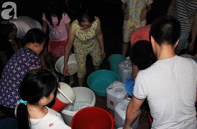 Hà Nội: Giữa đợt nắng nóng đỉnh điểm, 200 hộ dân chung cư nhốn nháo vì mất nước sinh hoạt - Ảnh 2.
