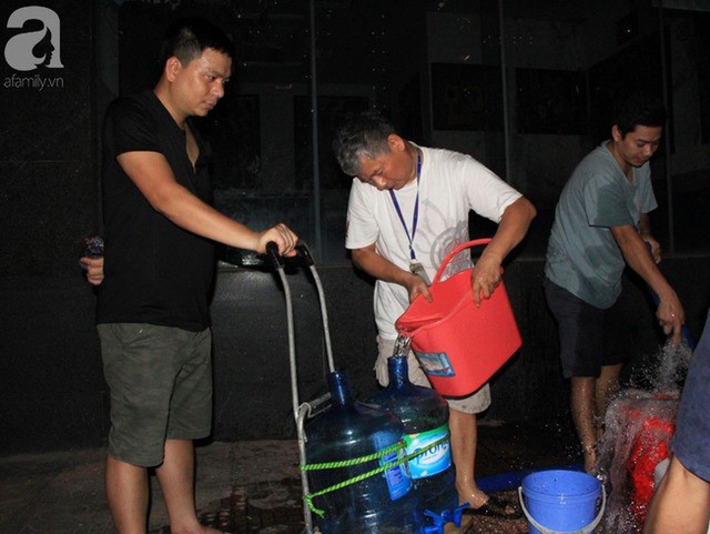 Hà Nội: Giữa đợt nắng nóng đỉnh điểm, 200 hộ dân chung cư nhốn nháo vì mất nước sinh hoạt - Ảnh 3.