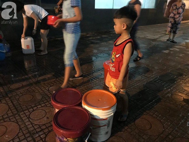 Hà Nội: Giữa đợt nắng nóng đỉnh điểm, 200 hộ dân chung cư nhốn nháo vì mất nước sinh hoạt - Ảnh 6.