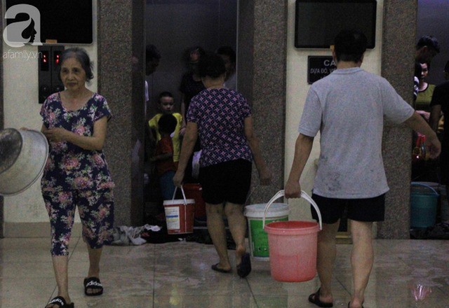 Hà Nội: Giữa đợt nắng nóng đỉnh điểm, 200 hộ dân chung cư nhốn nháo vì mất nước sinh hoạt - Ảnh 7.