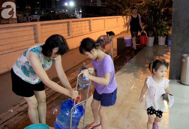 Hà Nội: Giữa đợt nắng nóng đỉnh điểm, 200 hộ dân chung cư nhốn nháo vì mất nước sinh hoạt - Ảnh 8.