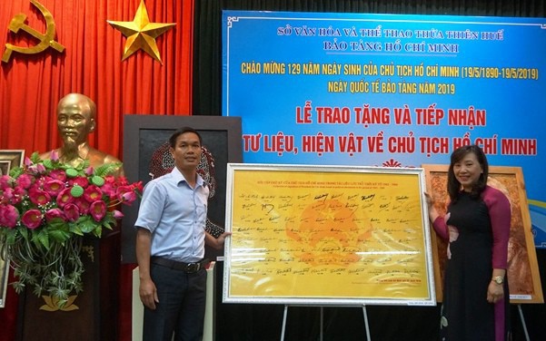 Trao tặng bộ sưu tập chữ ký Chủ tịch Hồ Chí Minh