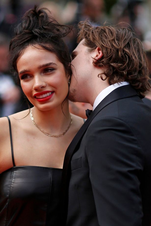 Brooklyn Beckham đắm đuối bên bạn gái trên thảm đỏ Cannes - Ảnh 2. Brooklyn Beckham đắm đuối bên bạn gái trên thảm đỏ Cannes - Ảnh 2.