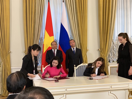 Thủ tướng Nguyễn Xuân Phúc và Thủ tướng Nga Medvedev chứng kiến lễ ký kết biên bản ghi nhớ về hợp tác trong lĩnh vực du lịch  - Ảnh 1.