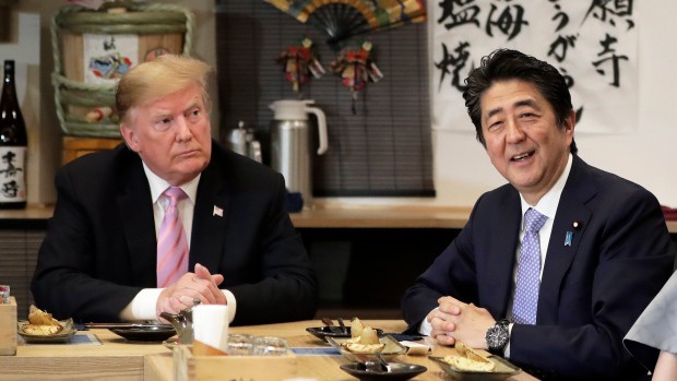 Giữa rộn ràng sumo, lá trái, lá phải của TT Trump khiến Tokyo không ngừng lo lắng? - Ảnh 2.