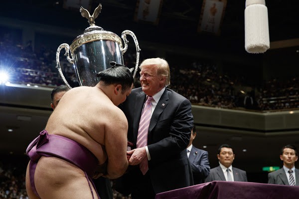 Giữa rộn ràng sumo, lá trái, lá phải của TT Trump khiến Tokyo không ngừng lo lắng? - Ảnh 1.
