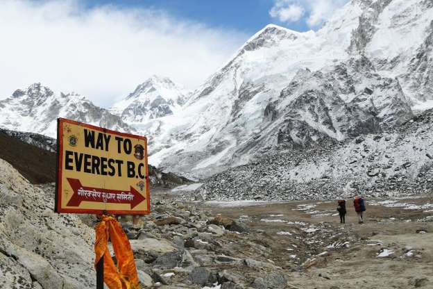 10 bức ảnh hé lộ tại sao đỉnh Everest trở nên chết chóc hơn bao giờ hết - Ảnh 2.