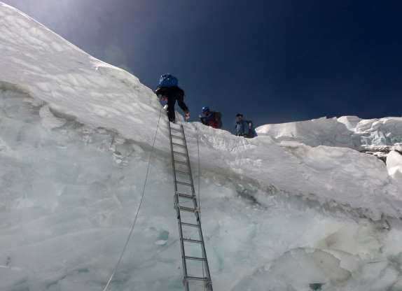 10 bức ảnh hé lộ tại sao đỉnh Everest trở nên chết chóc hơn bao giờ hết - Ảnh 4.