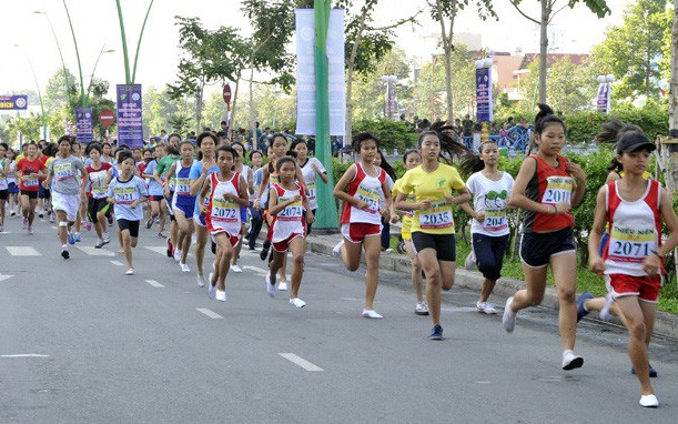 Gần 700 vận động viên tham gia Giải chạy Việt dã hưởng ứng Festival Biển 2019