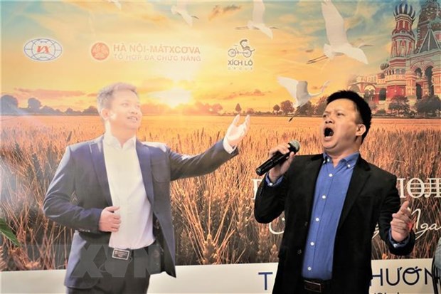 Cánh đồng Nga - Album đầu tay của ca sỹ Việt say đắm vẻ đẹp nước Nga - Ảnh 1. Cánh đồng Nga - Album đầu tay của ca sỹ Việt say đắm vẻ đẹp nước Nga - Ảnh 1.