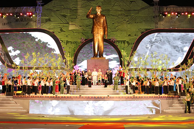 Hình ảnh Lãnh đạo Đảng, Nhà nước dự Lễ kỷ niệm 60 năm Bác Hồ về thăm Tây Bắc - Ảnh 7.