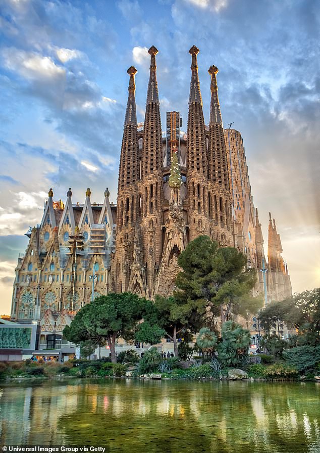 Sự thật về di sản thế giới Nhà thờ Sagrada Familia sau 137 xây dựng giờ mới được cấp phép - Ảnh 1.