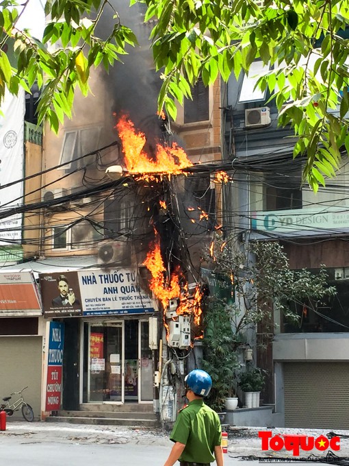 Ngày nóng đỉnh điểm, nhìn những mớ tơ trời giăng khắp phố Hà Nội nghĩ tới bà hỏa mà thót tim - Ảnh 11.