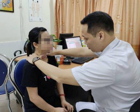 Thầy lang chữa bướu cổ khiến một phụ nữ nhiễm trùng nghiêm trọng phải cấp cứu - Ảnh 1. Thầy lang chữa bướu cổ khiến một phụ nữ nhiễm trùng nghiêm trọng phải cấp cứu - Ảnh 1.