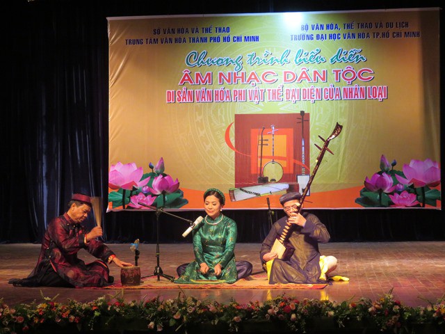 Chương trình biểu diễn và giới thiệu âm nhạc dân tộc Việt Nam