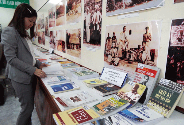 Trưng bày sách về báo chí tại Lâm Đồng - Ảnh 1.