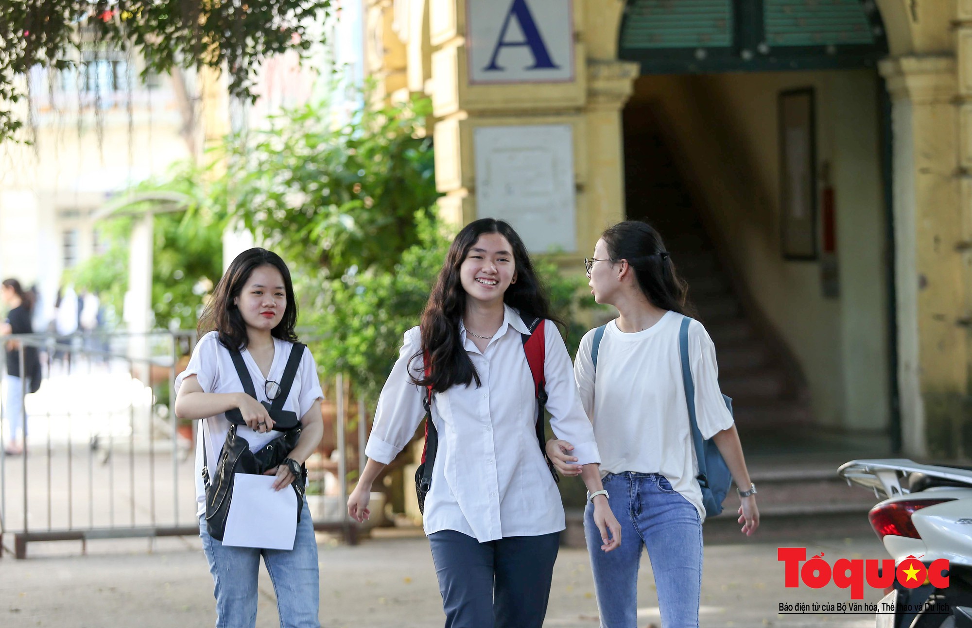 Schüler öffentlicher Schulen sind vollständig von Schulgebühren befreit - Foto 1. Học sinh công lập được miễn hoàn toàn học phí - Ảnh 1.