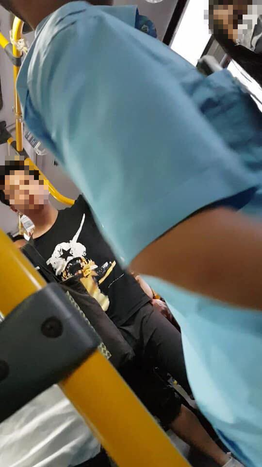 Hà Nội: Xác minh vụ việc kẻ biến thái tự sướng phía sau 2 cô gái trên xe buýt gây phẫn nộ - Ảnh 1. Hà Nội: Xác minh vụ việc kẻ biến thái tự sướng phía sau 2 cô gái trên xe buýt gây phẫn nộ - Ảnh 1.