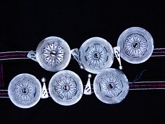 Khám phá hoa văn họa tiết trên trang phục các dân tộc nhóm HMông – Dao - Ảnh 4.