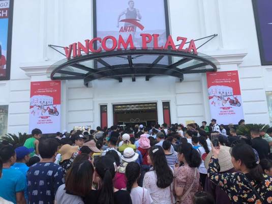 Người dân Quảng Ninh háo hức khai trương TTTM Vincom Plaza Móng Cái - Ảnh 3.