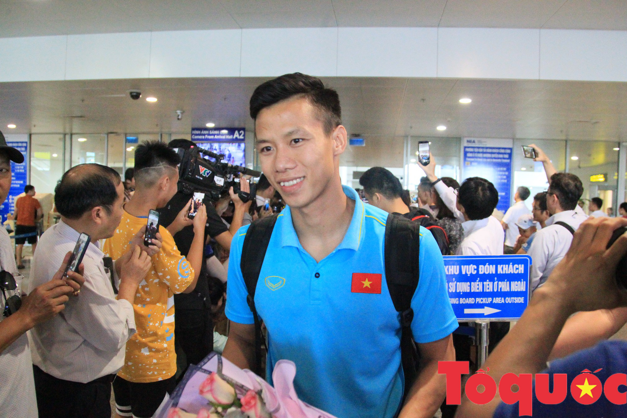 Á quân Kings Cup ĐT Việt Nam trở về rạng ngời, náo loạn sân bay Nội Bài - Ảnh 2.