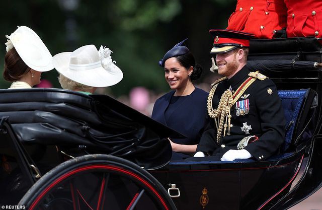 Meghan Markle tái xuất sau khi sinh con trai - Ảnh 4. Meghan Markle tái xuất sau khi sinh con trai - Ảnh 4.