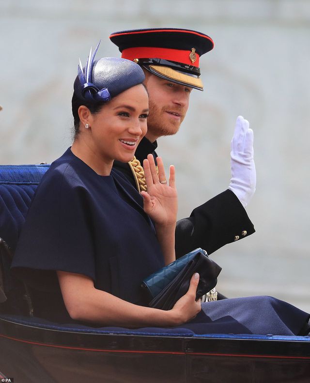 Meghan Markle tái xuất sau khi sinh con trai - Ảnh 2. Meghan Markle tái xuất sau khi sinh con trai - Ảnh 2.