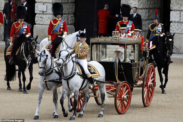 Meghan Markle tái xuất sau khi sinh con trai - Ảnh 8. Meghan Markle tái xuất sau khi sinh con trai - Ảnh 8.