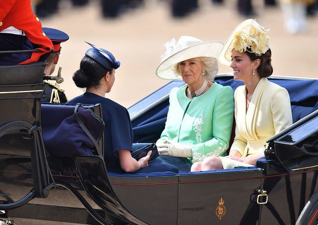 Meghan Markle tái xuất sau khi sinh con trai - Ảnh 5. Meghan Markle tái xuất sau khi sinh con trai - Ảnh 5.