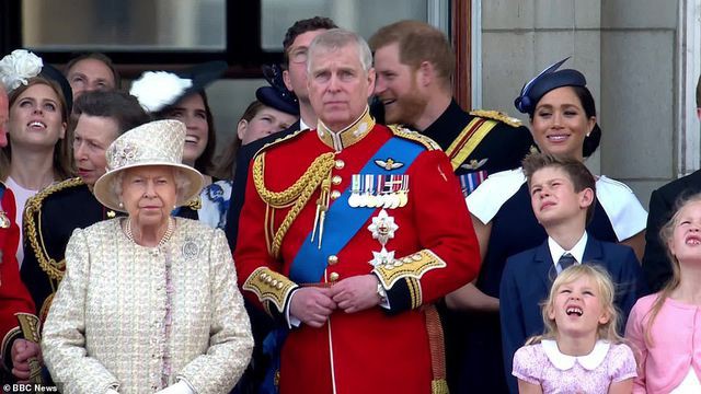 Meghan Markle tái xuất sau khi sinh con trai - Ảnh 10. Meghan Markle tái xuất sau khi sinh con trai - Ảnh 10.