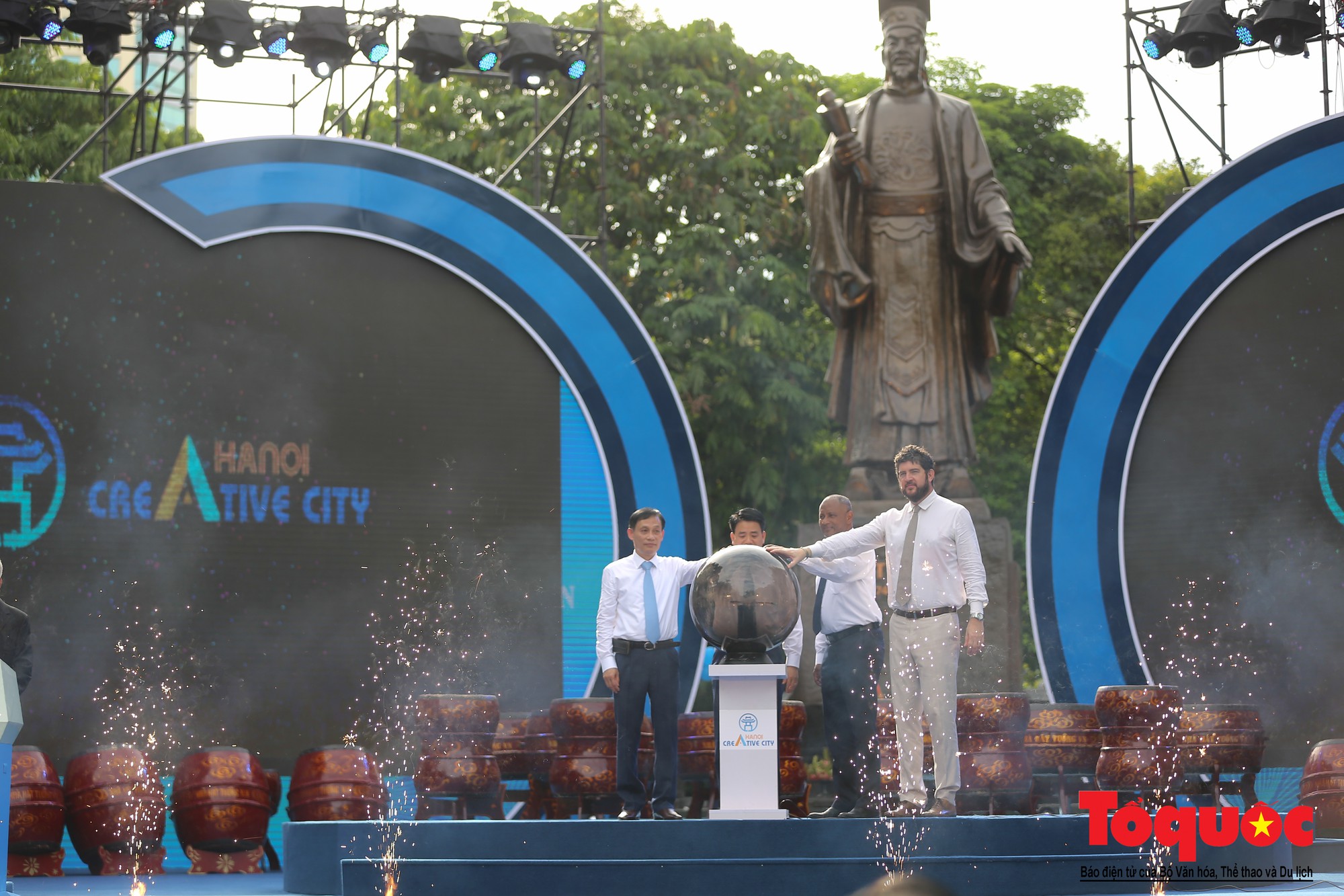 Lễ kỷ niệm 20 năm thành phố Hà Nội đón nhận danh hiệu “Thành phố Vì hòa bình” (3)