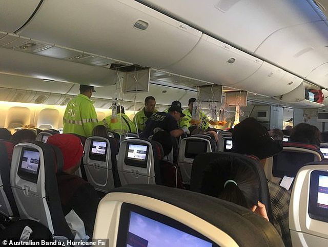 Hành khách bị hất tung lên trần khi máy bay vào vùng nhiễu động - Ảnh 1.