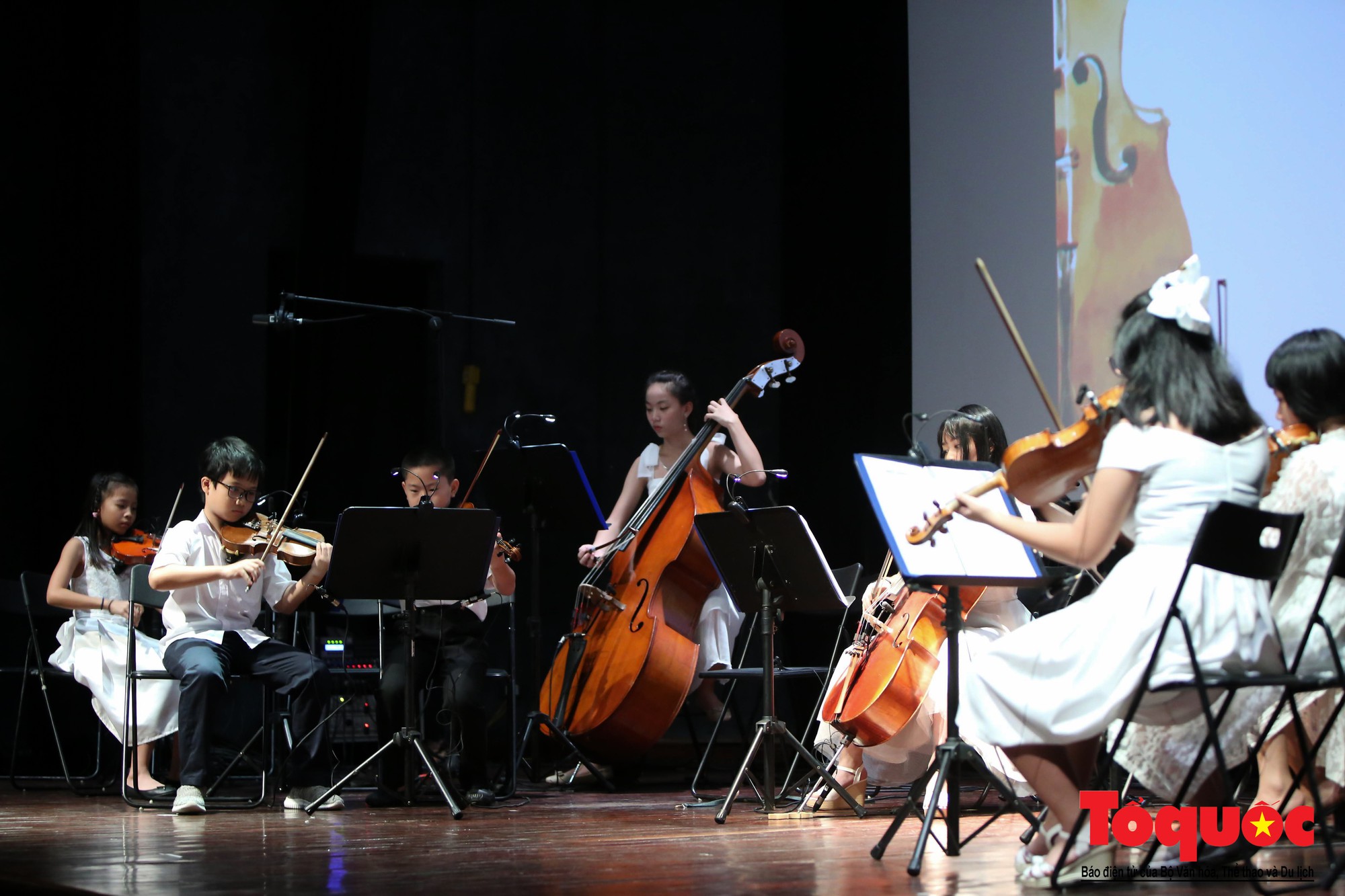Dàn nhạc giao hưởng nhí đầu tiên của Việt Nam biểu diễn gây quỹ từ thiện (12)