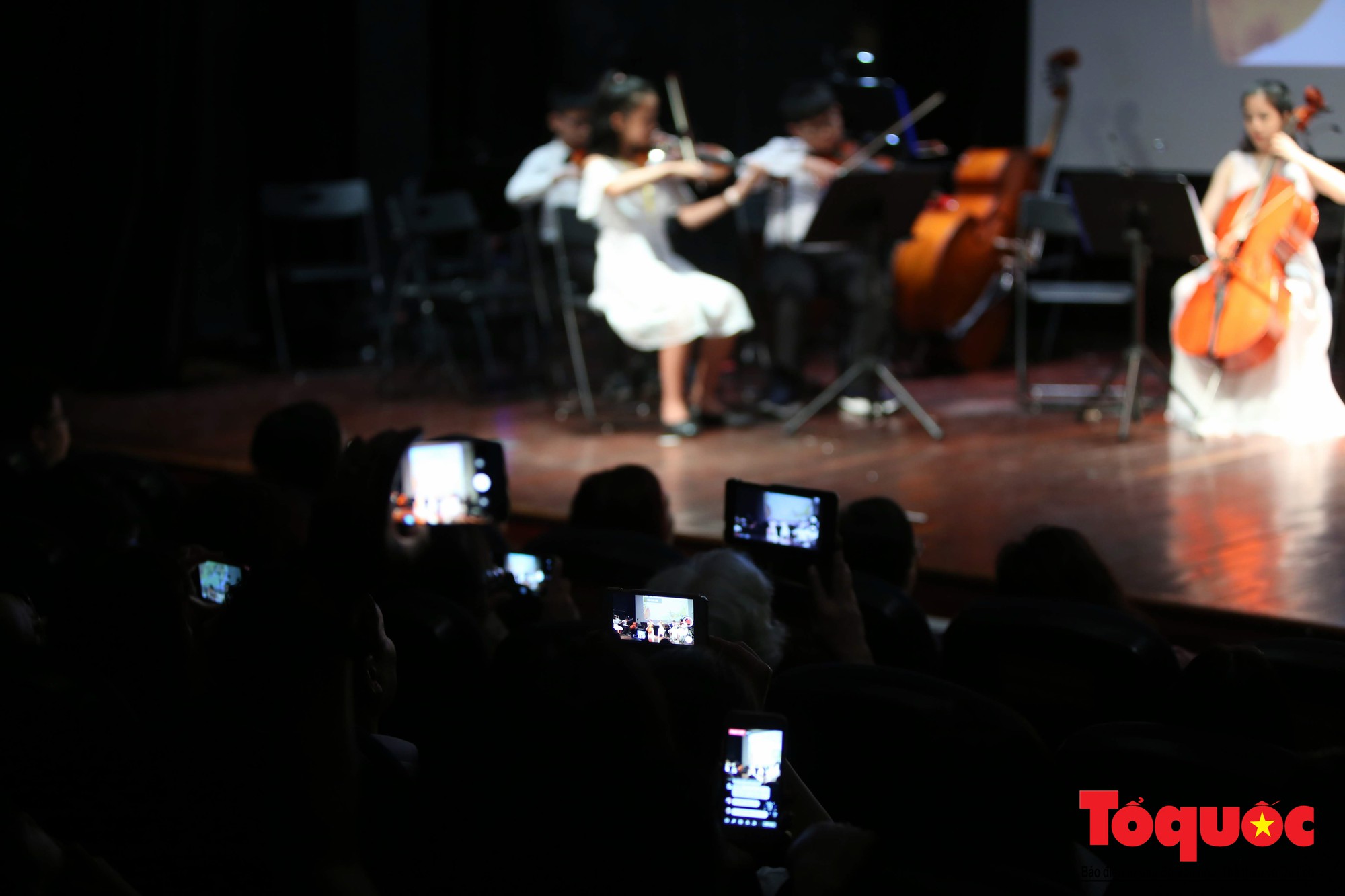 Dàn nhạc giao hưởng nhí đầu tiên của Việt Nam biểu diễn gây quỹ từ thiện (13)