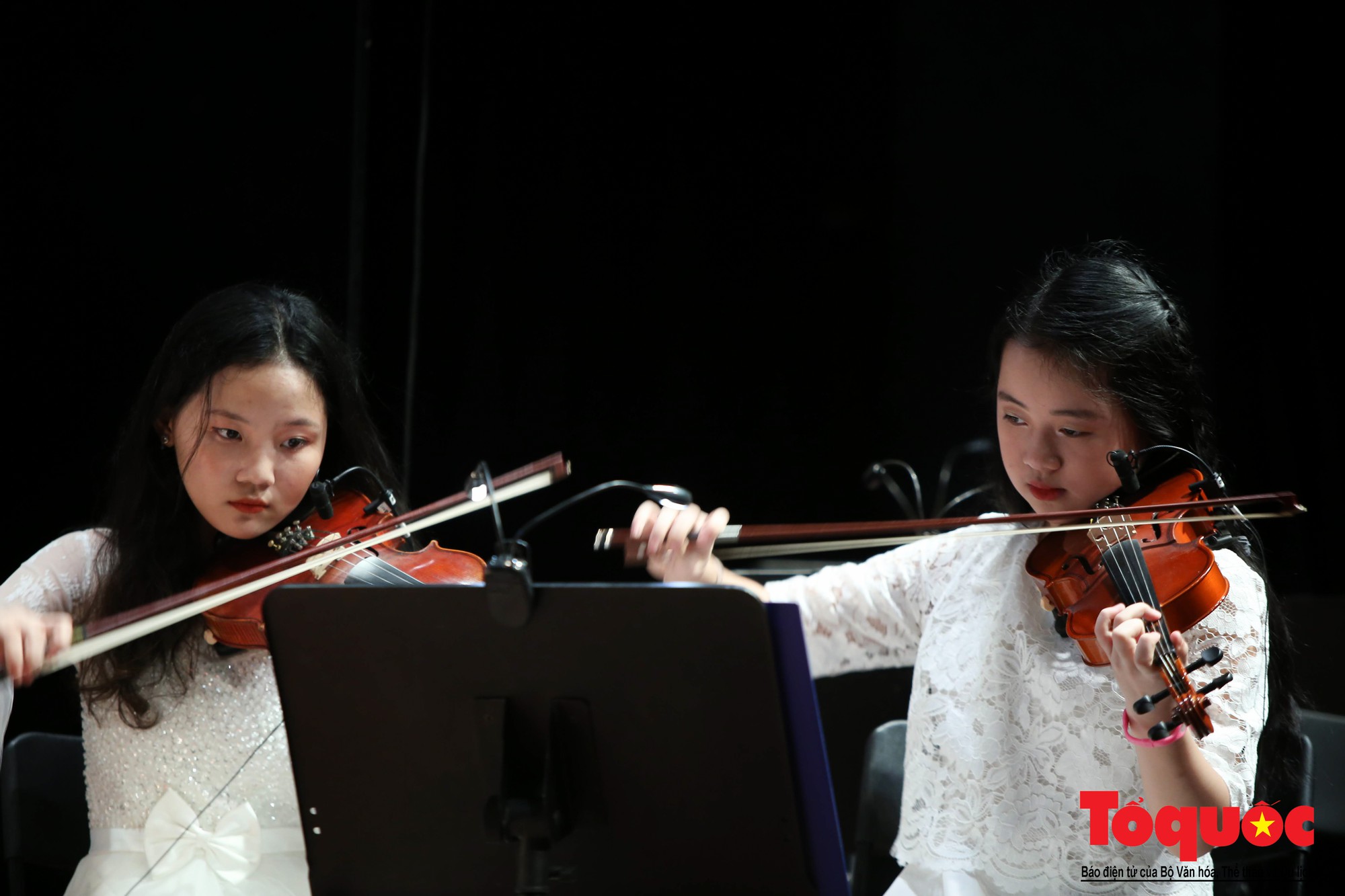 Dàn nhạc giao hưởng nhí đầu tiên của Việt Nam biểu diễn gây quỹ từ thiện (14)