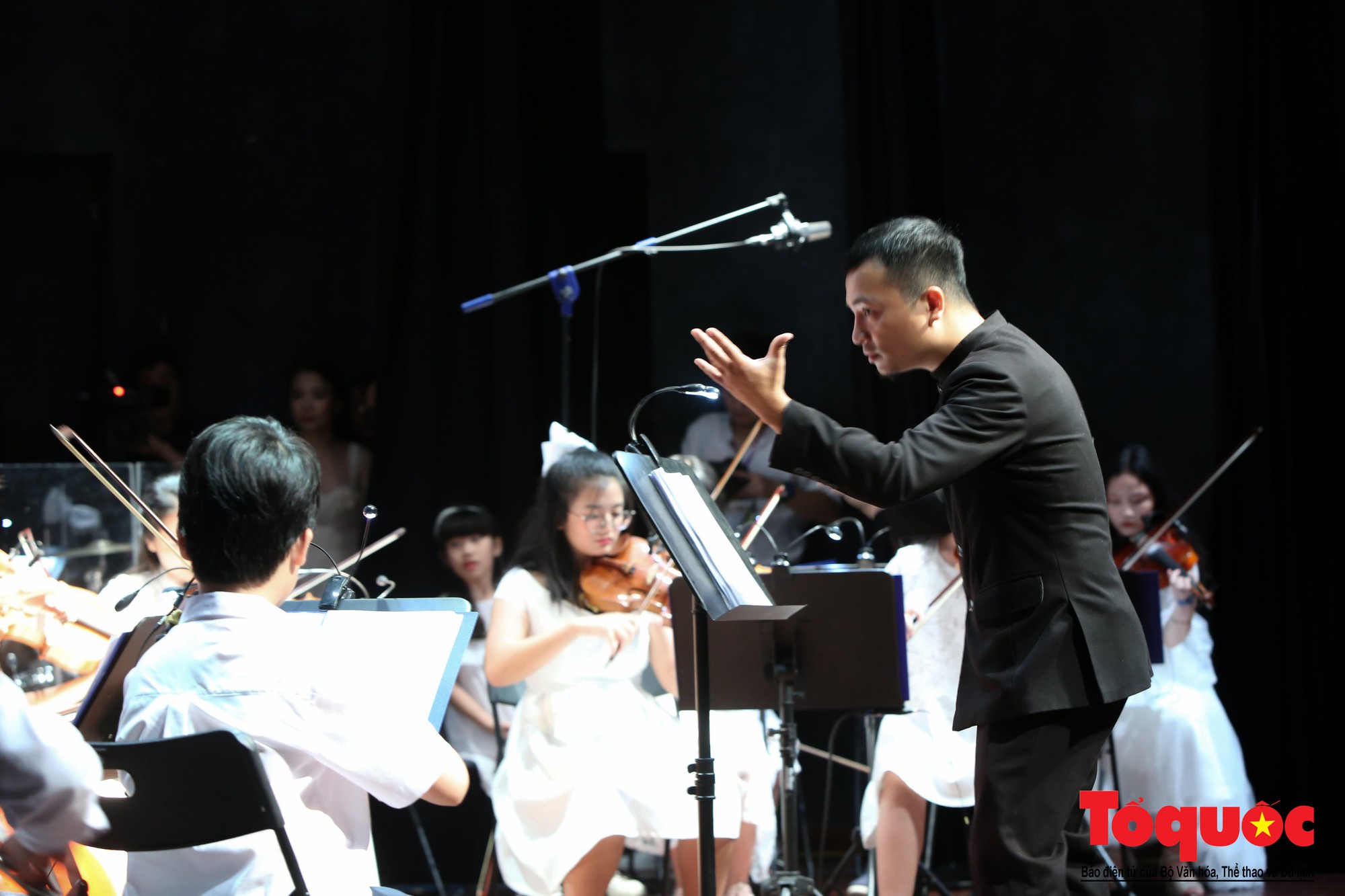 Dàn nhạc giao hưởng nhí đầu tiên của Việt Nam biểu diễn gây quỹ từ thiện (16)