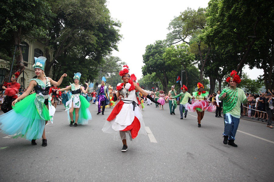 Người dân phấn khích với carnival phố đi bộ sôi động chưa từng thấy - Ảnh 11. Người dân phấn khích với carnival phố đi bộ sôi động chưa từng thấy - Ảnh 11.