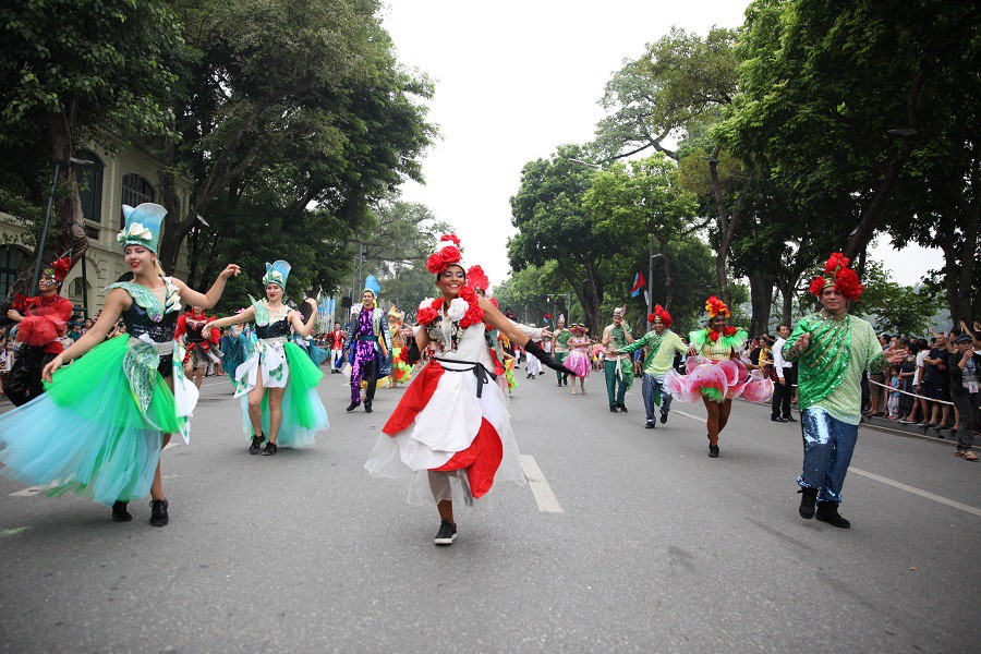 Người dân phấn khích với carnival phố đi bộ sôi động chưa từng thấy - Ảnh 11.