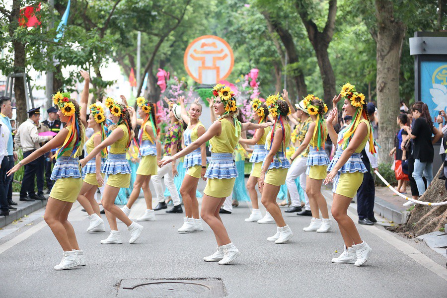 Người dân phấn khích với carnival phố đi bộ sôi động chưa từng thấy - Ảnh 4.