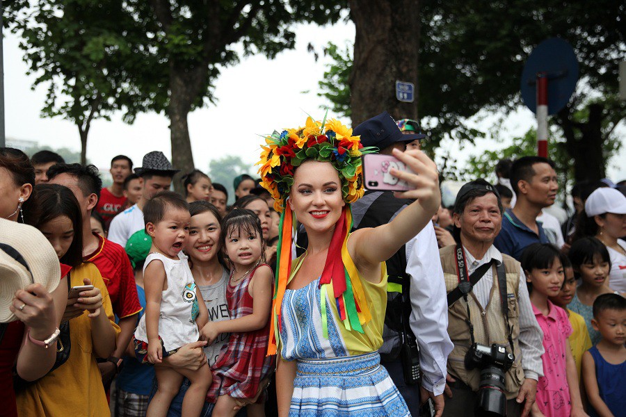 Người dân phấn khích với carnival phố đi bộ sôi động chưa từng thấy - Ảnh 7. Người dân phấn khích với carnival phố đi bộ sôi động chưa từng thấy - Ảnh 7.