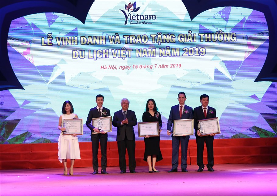 Đại diện Sun Group nhận Giải thưởng Doanh nghiệp đầu tư vào lĩnh vực du lịch hàng đầu Việt Nam 2019 (3)