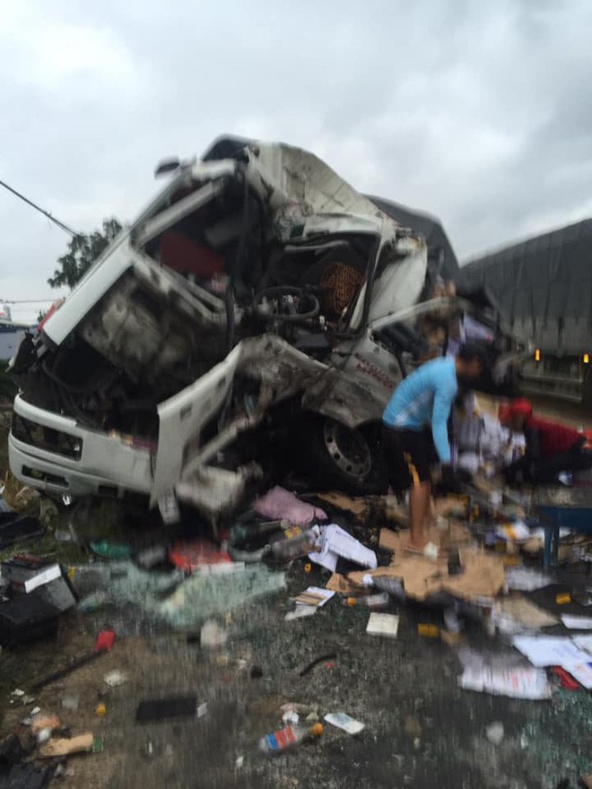 Clip: Hiện trường xe khách đối đầu xe tải khiến cả 2 tài xế tử vong, nhiều người bị thương - Ảnh 4.