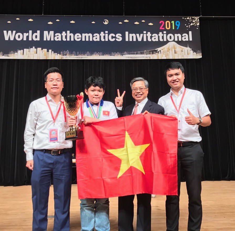 Học sinh Lương Mạnh Đức - lớp 9H1 trường THCS Trưng Vương đoạt Cúp Đặt biệt The Star of The World (Ngôi sao Thế giới) cho thí sinh đạt điểm cao nhất kỳ thi